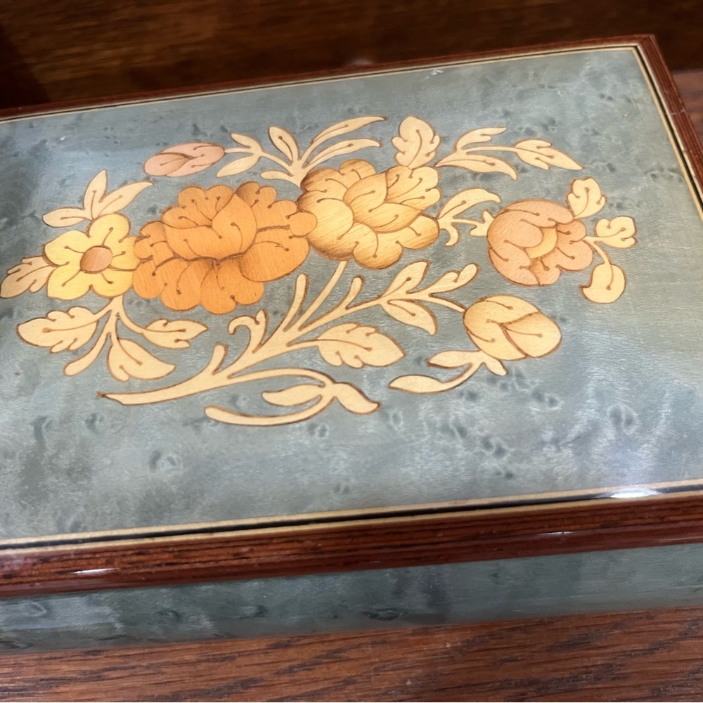 Romance music box from Italy. Works. Excellent shape.